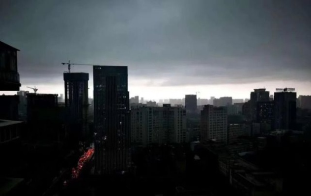 蜀天欲裂,成都大暴雨前夜,一座城市的呼吸与守望 蜀天欲裂,成都大暴雨前夜,一座城市的呼吸与守望