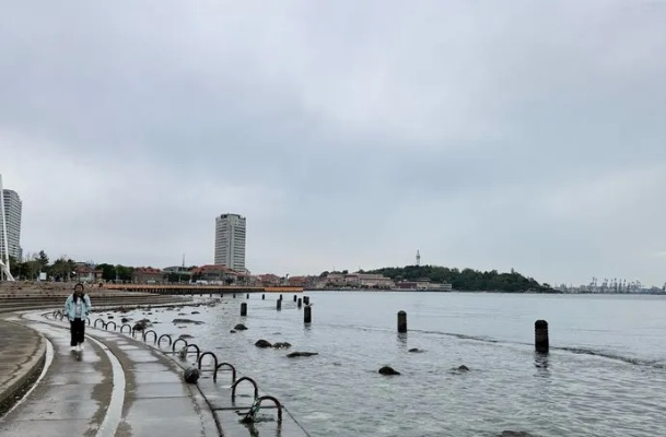 山东烟台天气预报，海风轻拂，晴雨相间，出行请留意